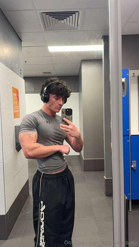 Just had a sweet back and bi pump 💪🏼 Omw home now to have so..