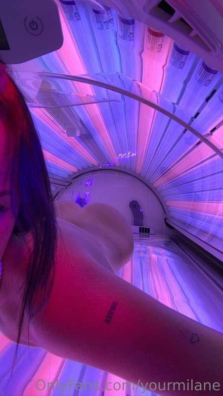 Tanning😍 my boobs are getting squeezed 😂😈