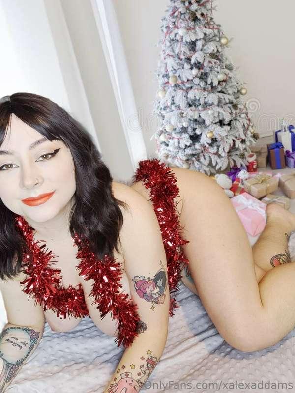 I am the mistletoe, now kiss my feet 😘