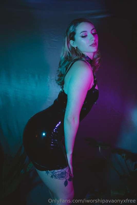 Craving some new toys to play with 🖤⛓ message Me on My VIP p..