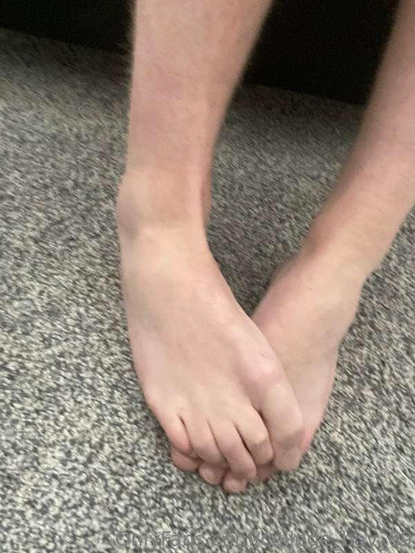 Anyone want more feet pics and content?🙈👀