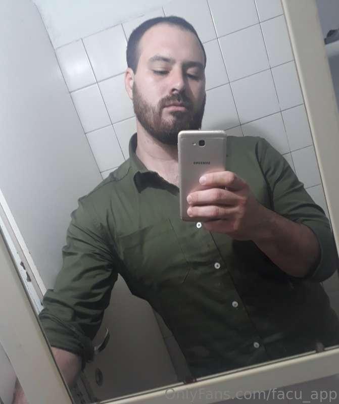 Does the green shirt look good on me? Or do you prefer shirt..