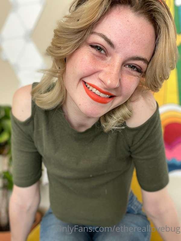 Smile! I have amazing tits! And you’re gonna have a great da..