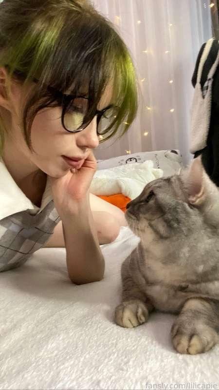 It's me looking at Sasha and thinking that he needs to start his own Fansly page to start providing for himself 😼

#fyp #glasses #cute #fluffy #cat