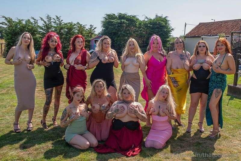 How hot are all these lasses😍😍 we definitely got up to some ..