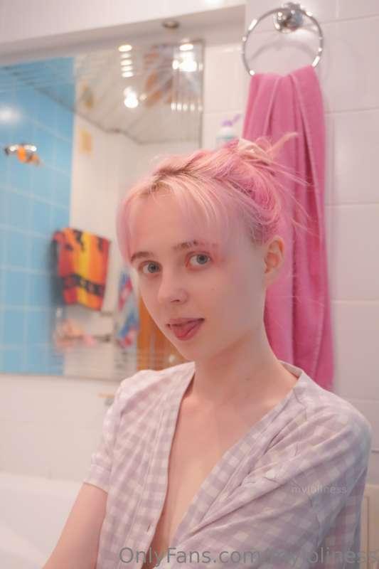 the full set of this sleepy naked girl in your messages! 🤗