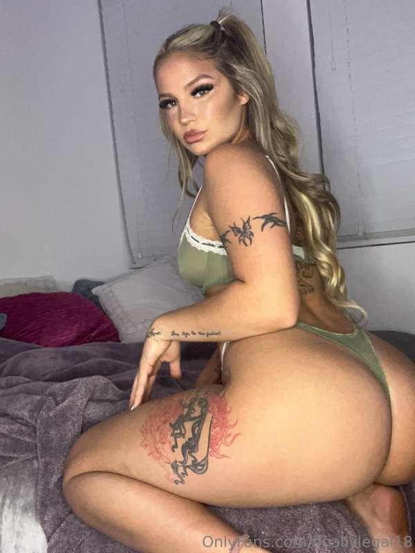 ⬇️ YOUR NEW FAVORITE COLLEGE GIRL IS LIVE NOW‼️🍭 @skylaarose..