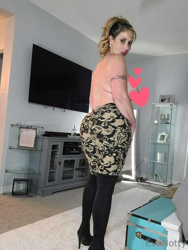 I'm that temptation you can't refuse. 💦
DM on my VIP @evanot..