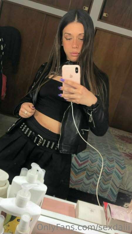 Do you like my outfit? 🖤🖤🖤🖤🖤