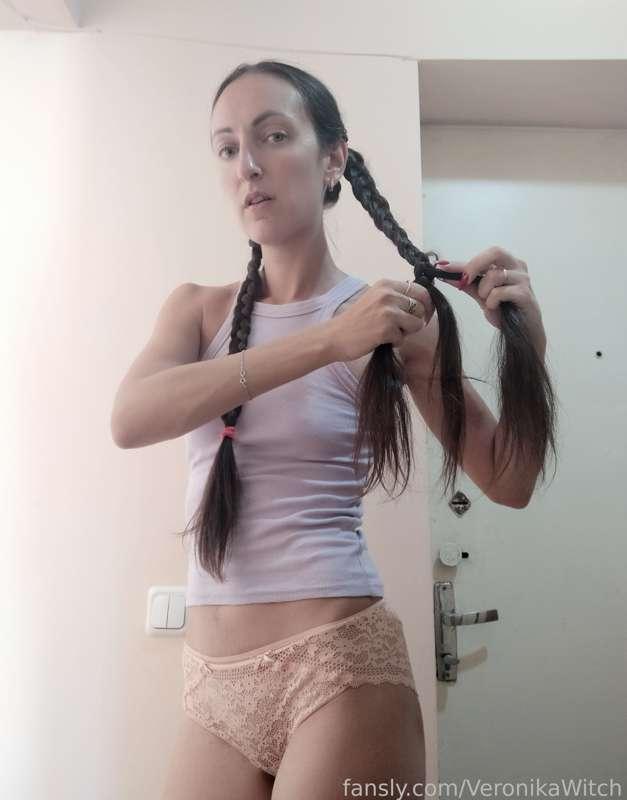 Do you like girls with pigtails?👧

#pigtails #hairbrushing #customs #videocall #sexting #witch #longhair #greeneyes #darkhair #brunette #slim #skinny #longlegs