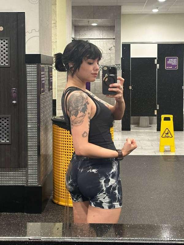 going back to the routine 💪🏋️‍♀️wwyd if u were here ?