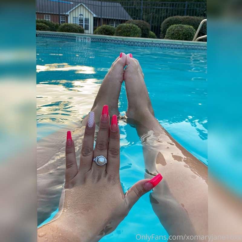 Already missing the pool and my pink nails.😩💕 look how perfe..