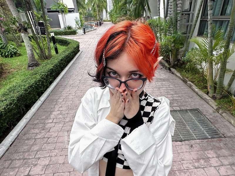 POV: hanging out with an emo-alt girl🤍
what would you do?

#fyp #altgirl #alternative #glasses #redhead #shorthair #emo #emogirl #outside
