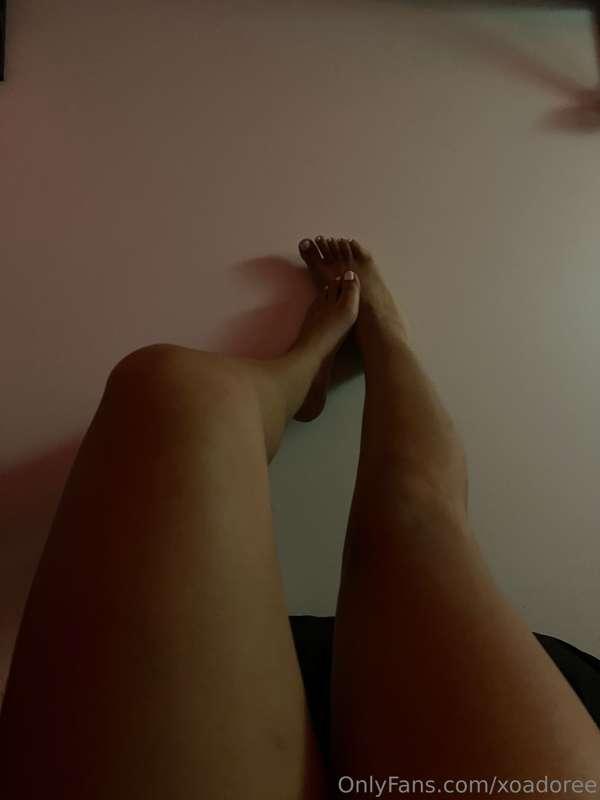 rub on my legs😩🥵🥵