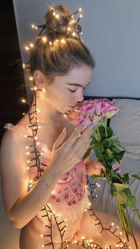 Flower, power!   Tip to buy me flowers.. 🥹