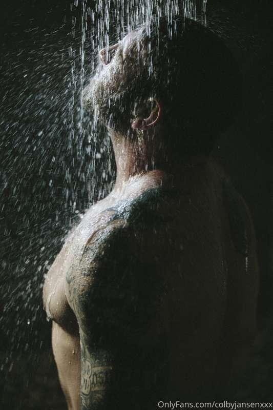 Shower after a raunchy sex. Wanna join Daddy? 😏💦