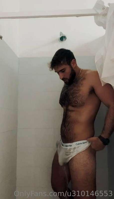 Cosa devo fare con questa 🍆 nelle mutande??
Tiriamo giù le m..