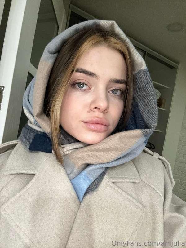 Cozy morning in your favorite coat! 🌼 Today I chose warm col..