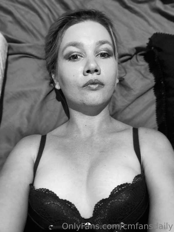 Tell me what to do a am so loney