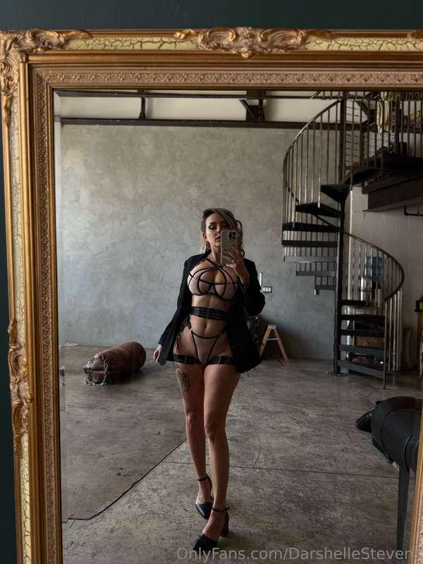 There's more revealing mirror selfies at https://onlyfans.co..