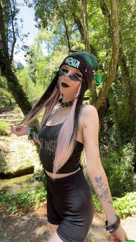 Beauty queen slaying this vacay 💚🖤