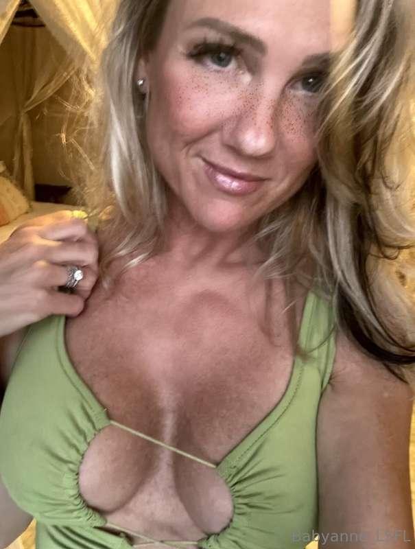 Easy access….that’s all I’m sayin😈 I’d love to get felt up o..
