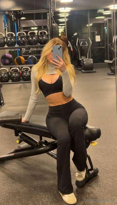 hot girls go to the gym 😏