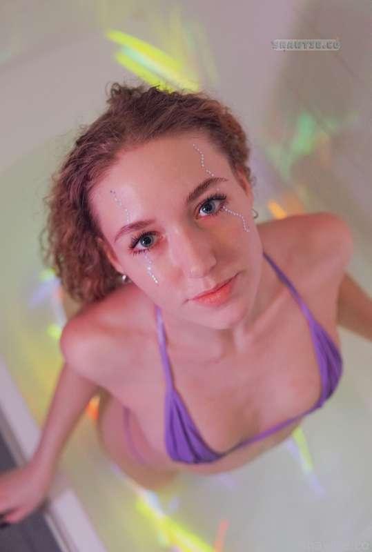Remember my bathroom photo shoot with glow sticks? I finally got around to editing the video from that day🥳 
And now I'm ready to show it to you. I look forward to your feedback ❤️