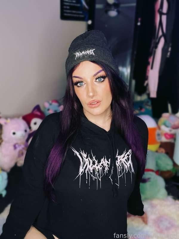 Wearing my own merch always feels really cool 🥰

#fyp #gothgirl #altgirl #alternative #tallgirl #tall #beanie #purplehair 
