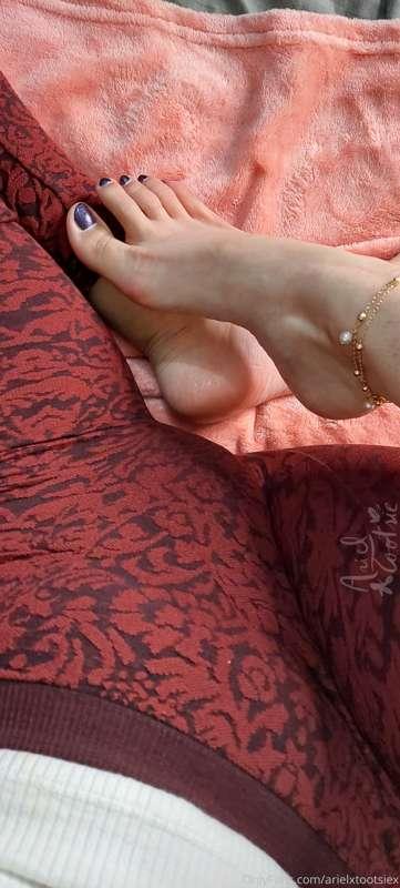 Feet feet feet feet feet
Love that anklet btw
With my offici..