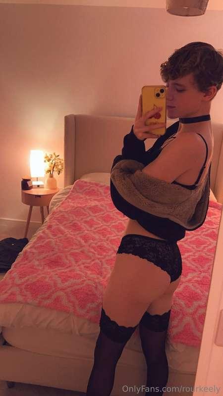 A femboy to make your Monday better