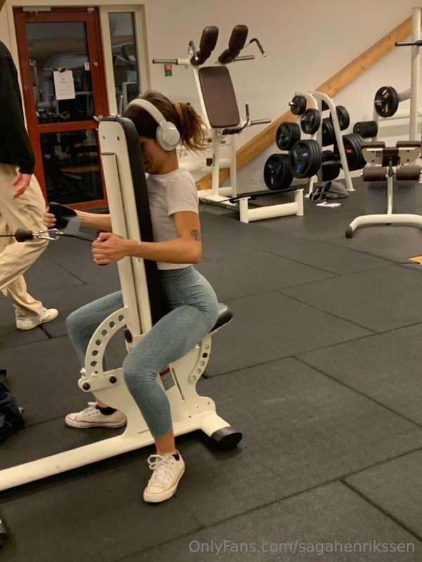 Lifting weights and lifting spirits ! 💫 💪