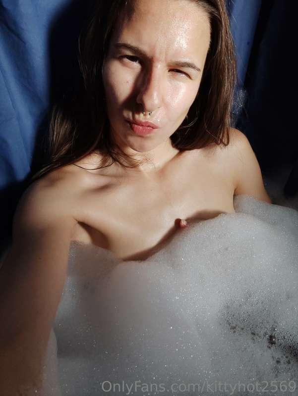 Ya tocaba un bañito relajante ☺️
Si quieres ver cómo me doy ..