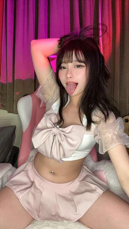 dm for some fun 💕