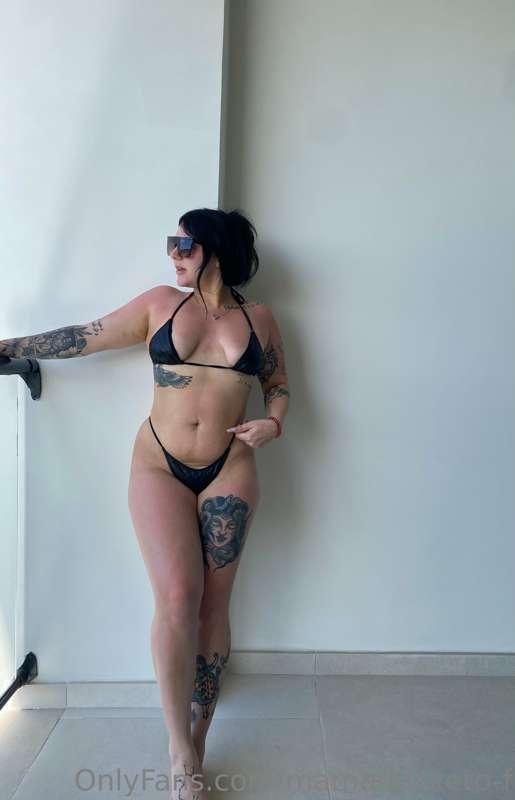 don’t think y’all are ready for these vacation pics 😈