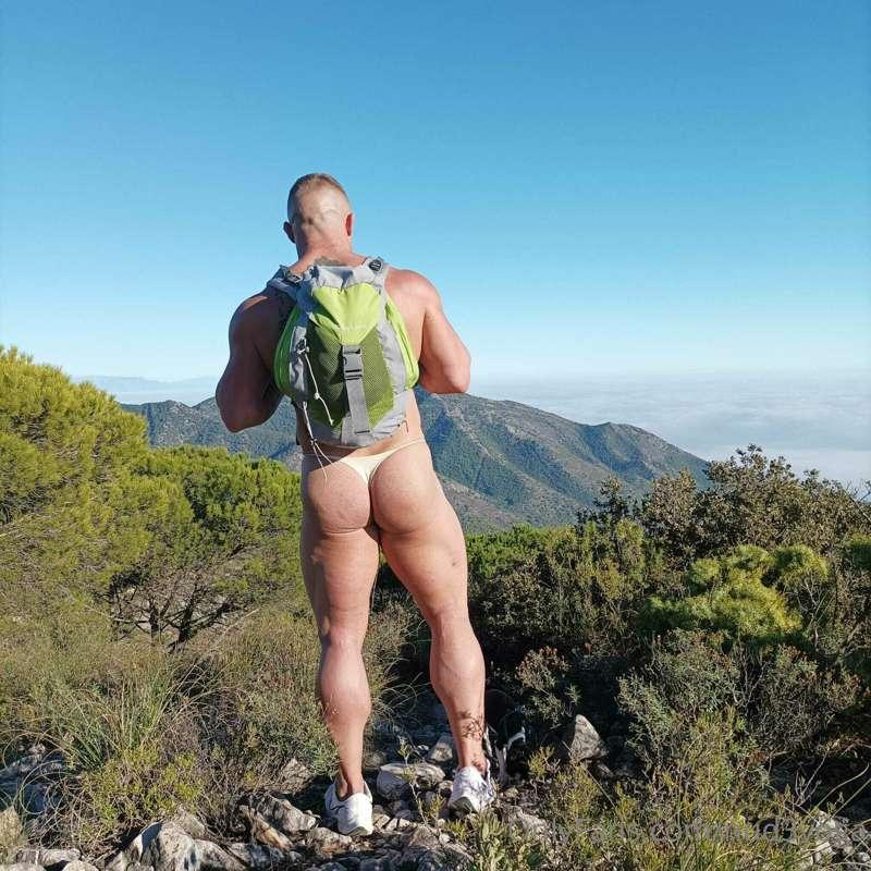 What is the best for a hike ? Thongs ?