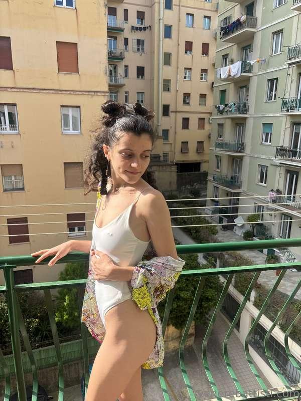 Cosa non sto indossando qui sotto? 👅