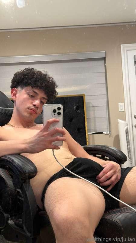 go to @julianbarbozaVIP rn 