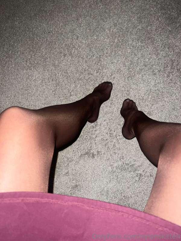 Swipe to pull up my dress 😜 I swear wearing pantyhose always..