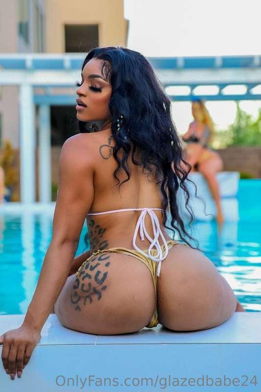 Can I sit on your face with this booty? 😱