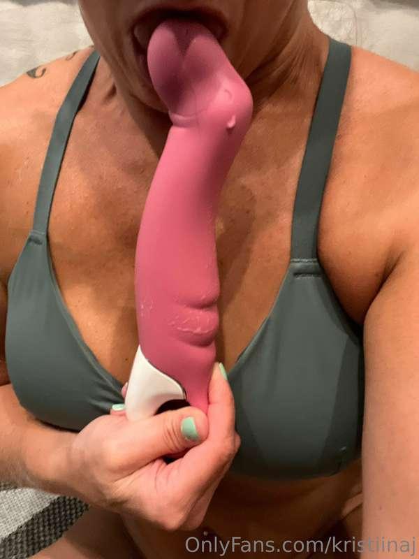 Tämä ihana työntyy minun ihanaa pilluuni👄💦💦🍆 olen todella mä..