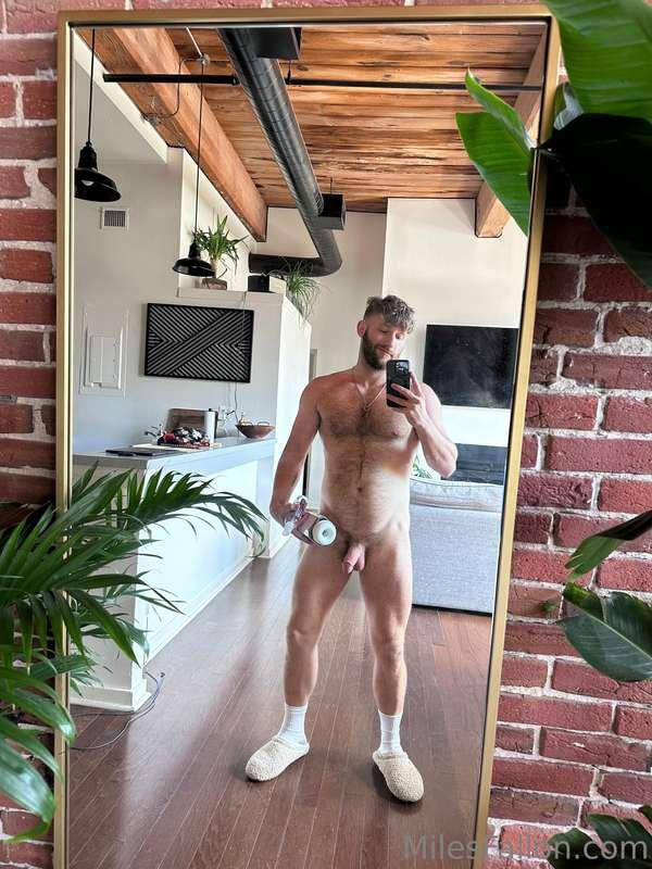 Monday morning and I'm hungover af so time to fuck this toy ..