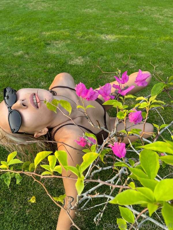 As you have noticed, I love flowers very much🤭🌸🌸