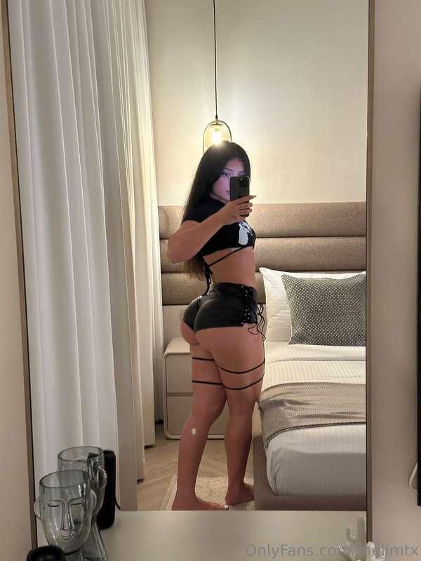 Unlock to see these pants come down 😋 VIPs...👀 the VIP versi..