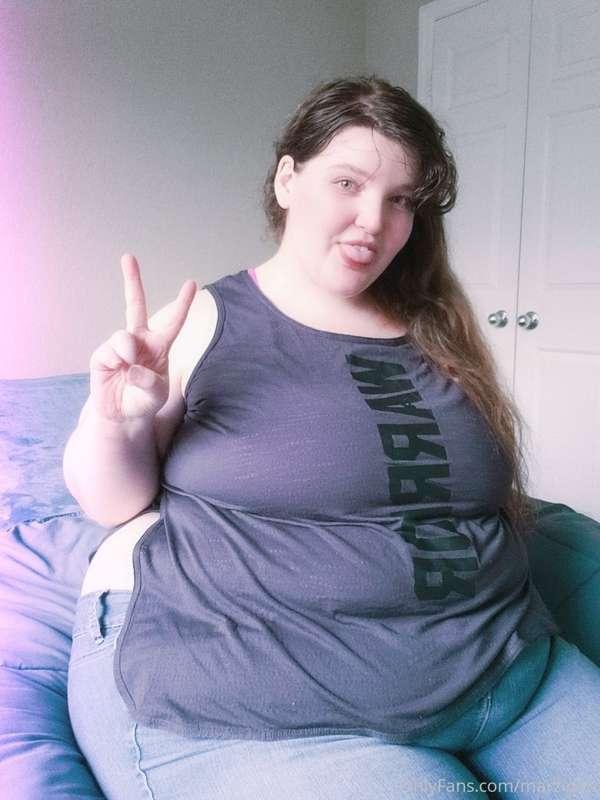 Slit in the shirt so my fat can jiggle in the sunshine 🍦💞💦 (..