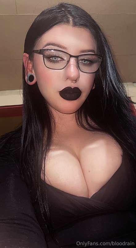 Just thought I’d pop these selfies on here 🥰😘🖤