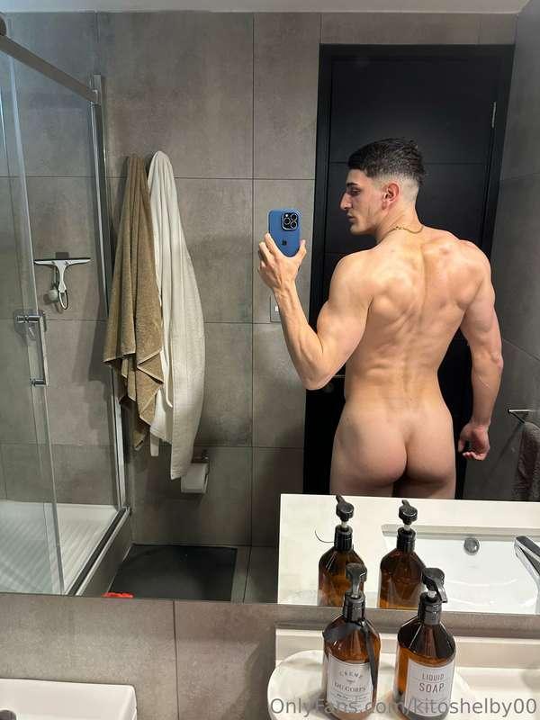 I love my back and my ass. You too?🤤🍑
Amo mi espalda y mi cu..