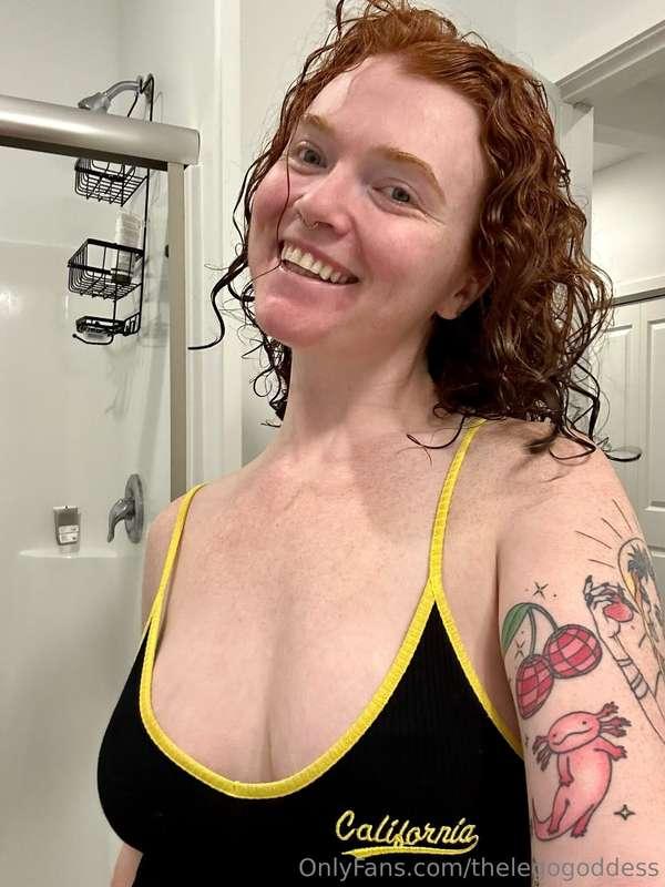 Out of the shower but still wet💦 DM me!