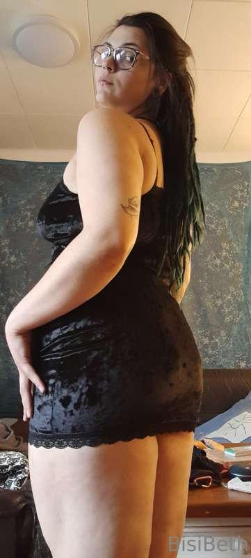 I think this dress might be a bit short 😈🍑