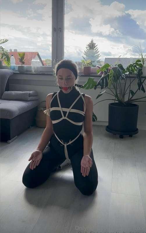 In einem Pferdemädchen Outfit mit Oberkörperfesslung wurden ..